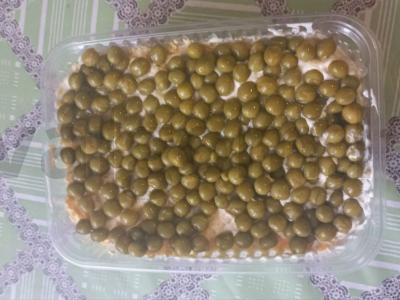 Salotas „Švelnus“ su vištienos šlaunelėmis ir žirneliais pagrindine nuotrauka