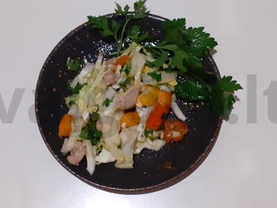 Sultinga persimonė su rukola ir petražolėmis pagrindine nuotrauka