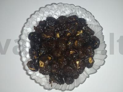 Džiovinti slyvos, įdarytos graikiniais riešutais saldžiame grietinės padaže Žingsnis 1