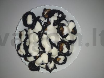 Džiovinti slyvos, įdarytos graikiniais riešutais saldžiame grietinės padaže pagrindine nuotrauka