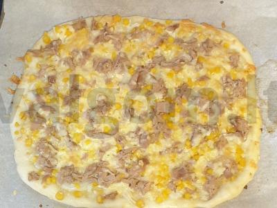 Pica su tunu ir kukurūzais pagrindine nuotrauka