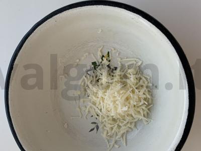 Brokoliai sūrio tešloje Žingsnis 1