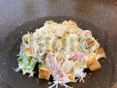 Jūros gėrybių, daržovių, grietinės ir majonezo salotos pagrindine nuotrauka