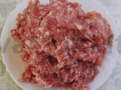 Namų kiaulienos faršas su svogūnais ir lašiniais pagrindine nuotrauka