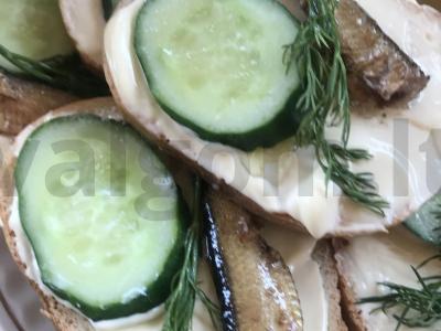 Skanūs ir sultingi sumuštiniai su šprotų ir žolelėmis pagrindine nuotrauka