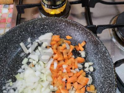 Pievagrybiai su raudonąja lęšių, svogūnais ir morkomis Žingsnis 1