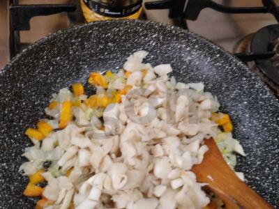 Pievagrybiai su raudonąja lęšių, svogūnais ir morkomis Žingsnis 2