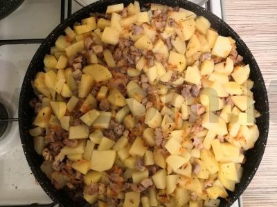 Troškinta bulvė su kiauliena, morkomis ir svogūnais pietums Žingsnis 5