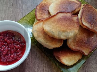 Kefyro blynai ant mielių tešlos pagrindine nuotrauka