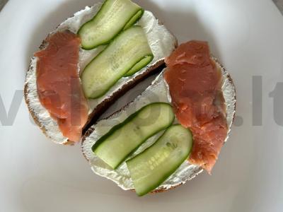 Sumuštiniai su lašiša ir agurku pagrindine nuotrauka