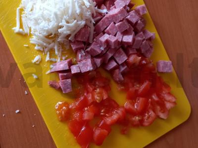 Pica su dešra, pomidorais ir sūriu keptuvėje Žingsnis 1