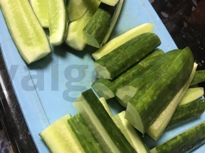 Marinuoti agurkai su sojų padažu Žingsnis 1