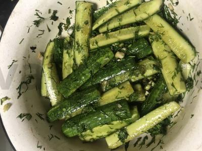 Marinuoti agurkai su sojų padažu pagrindine nuotrauka