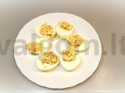 Įdaryti kiaušiniai su svogūnais pagrindine nuotrauka
