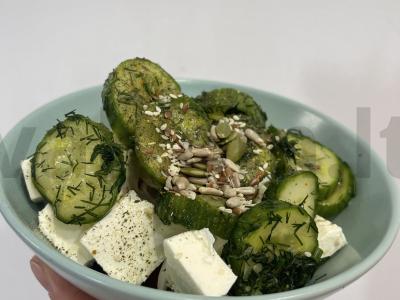 Paprastas ir skanus salotas su bryndža pagrindine nuotrauka