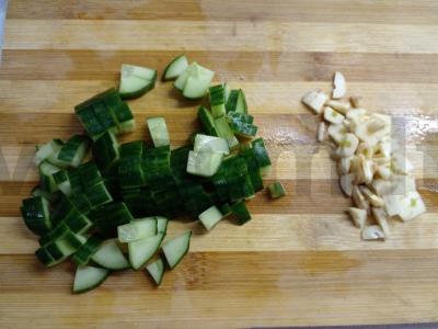 Prieskoniuoti vištienos blauzdelės su daržovių salotu Žingsnis 2