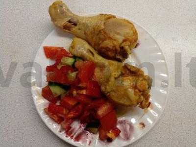 Prieskoniuoti vištienos blauzdelės su daržovių salotu pagrindine nuotrauka