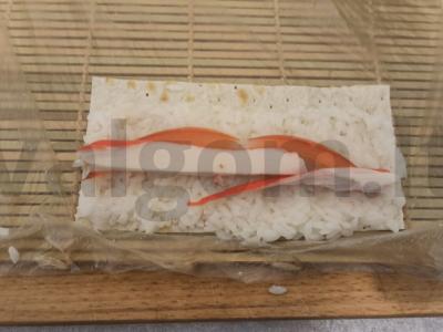 Ritinis su krabų lazdelėmis ir pomidoru Žingsnis 4