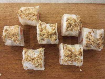 Ritinis su krabų lazdelėmis ir pomidoru pagrindine nuotrauka