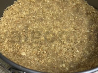 Sūrio pyragas be kepimo su baltuoju šokoladu ir šviežiomis braškėmis Žingsnis 1