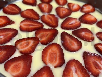 Sūrio pyragas be kepimo su baltuoju šokoladu ir šviežiomis braškėmis Žingsnis 3