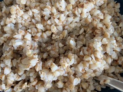 Grikių košė su avokadu ir sūriu garnyrui Žingsnis 1