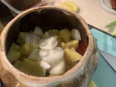 Bulvės puode su šonine ir grietine „Kaip kaime“ Žingsnis 2