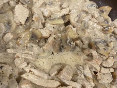 Vištiena su grybais grietinėje pagrindine nuotrauka