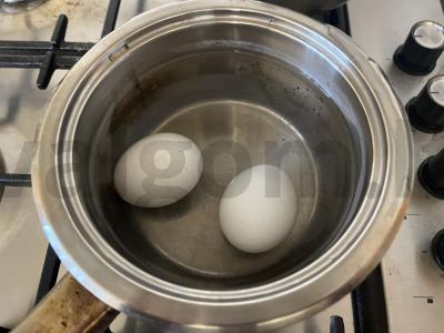 Skani salotos su krabų lazdelėmis ir ruginių skrudintų duonos kubelių Žingsnis 1