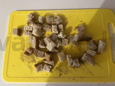 Skani salotos su krabų lazdelėmis ir ruginių skrudintų duonos kubelių Žingsnis 2