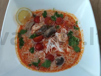 Tom Yum sriuba su ryžių makaronais pagrindine nuotrauka