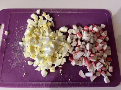 Skani salotos su krabų lazdelėmis ir ruginių skrudintų duonos kubelių Žingsnis 5