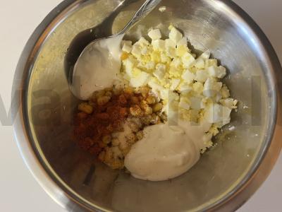 Skani salotos su krabų lazdelėmis ir ruginių skrudintų duonos kubelių Žingsnis 6