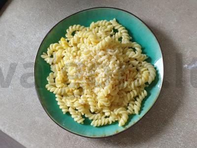 Grietinėlės makaronai su sūriu pagrindine nuotrauka