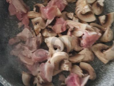 Vištiena su grybais grietinėlės padaže Žingsnis 1