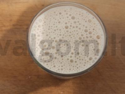 Kokteilis su bananais ir kakava pagrindine nuotrauka