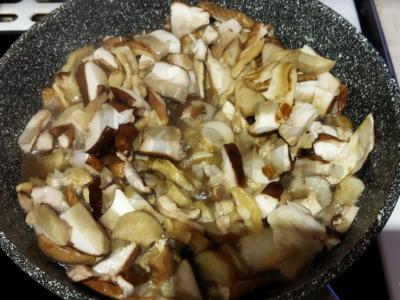 Kepti baltieji grybai su svogūnais ir maltu pipiru Žingsnis 1