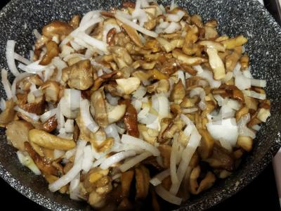 Kepti baltieji grybai su svogūnais ir maltu pipiru Žingsnis 3