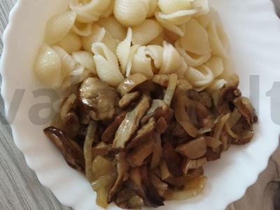 Kepti baltieji grybai su svogūnais ir maltu pipiru pagrindine nuotrauka