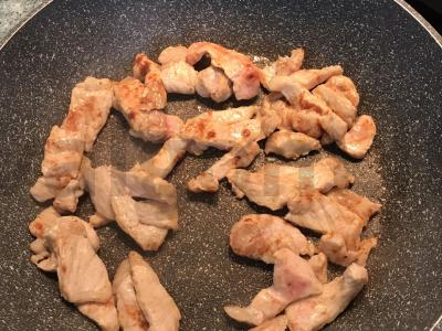 Troškinta bulvė su vištienos krūtinėle, morkomis ir svogūnais Žingsnis 1