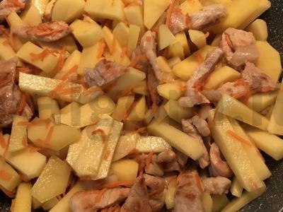 Troškinta bulvė su vištienos krūtinėle, morkomis ir svogūnais Žingsnis 3