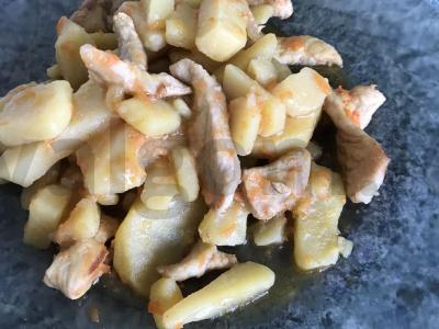 Troškinta bulvė su vištienos krūtinėle, morkomis ir svogūnais pagrindine nuotrauka