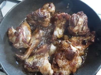 Kaninys, troškintas su paprika grietinėje Žingsnis 1