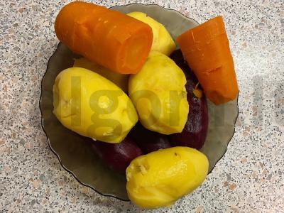 Salotas „Vinegretas“ su klasikiniu daržovių sudėtimi Žingsnis 1