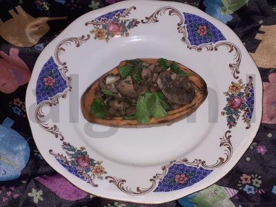 Saldus bulvės, įdarytos lęšiais ir grybais pagrindine nuotrauka