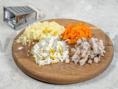 Salotas „Lapės kailis“ su silke ir grybais Žingsnis 2