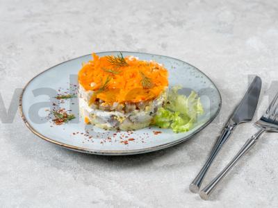 Salotas „Lapės kailis“ su silke ir grybais pagrindine nuotrauka