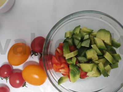 Ryškus daržovių salotas su avokadu ir raudonuoju svogūnu Žingsnis 1