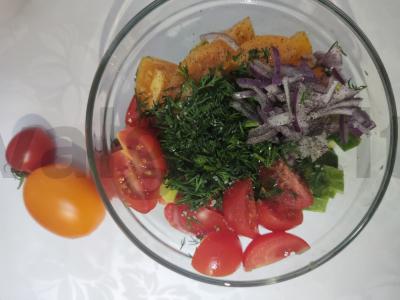 Ryškus daržovių salotas su avokadu ir raudonuoju svogūnu Žingsnis 2