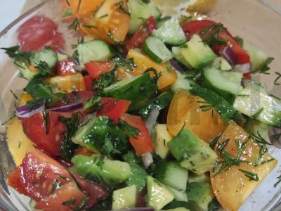 Ryškus daržovių salotas su avokadu ir raudonuoju svogūnu Žingsnis 3